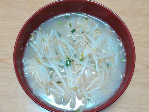 ネギともやしの豚骨ラーメン